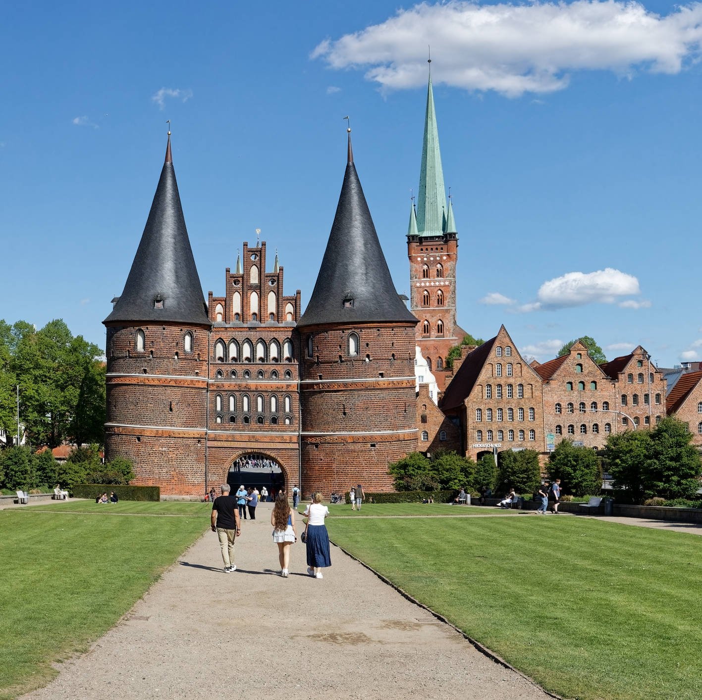 Brama Holsztyńska (Holstentor) w Lubece — średniowieczna ceglana brama miejska