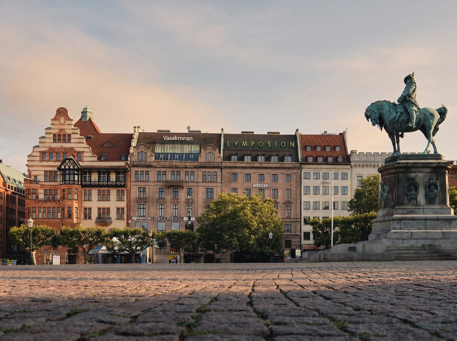 Stortorget w Malmö o świcie — kamienice starego miasta i pomnik konny na pustym rynku